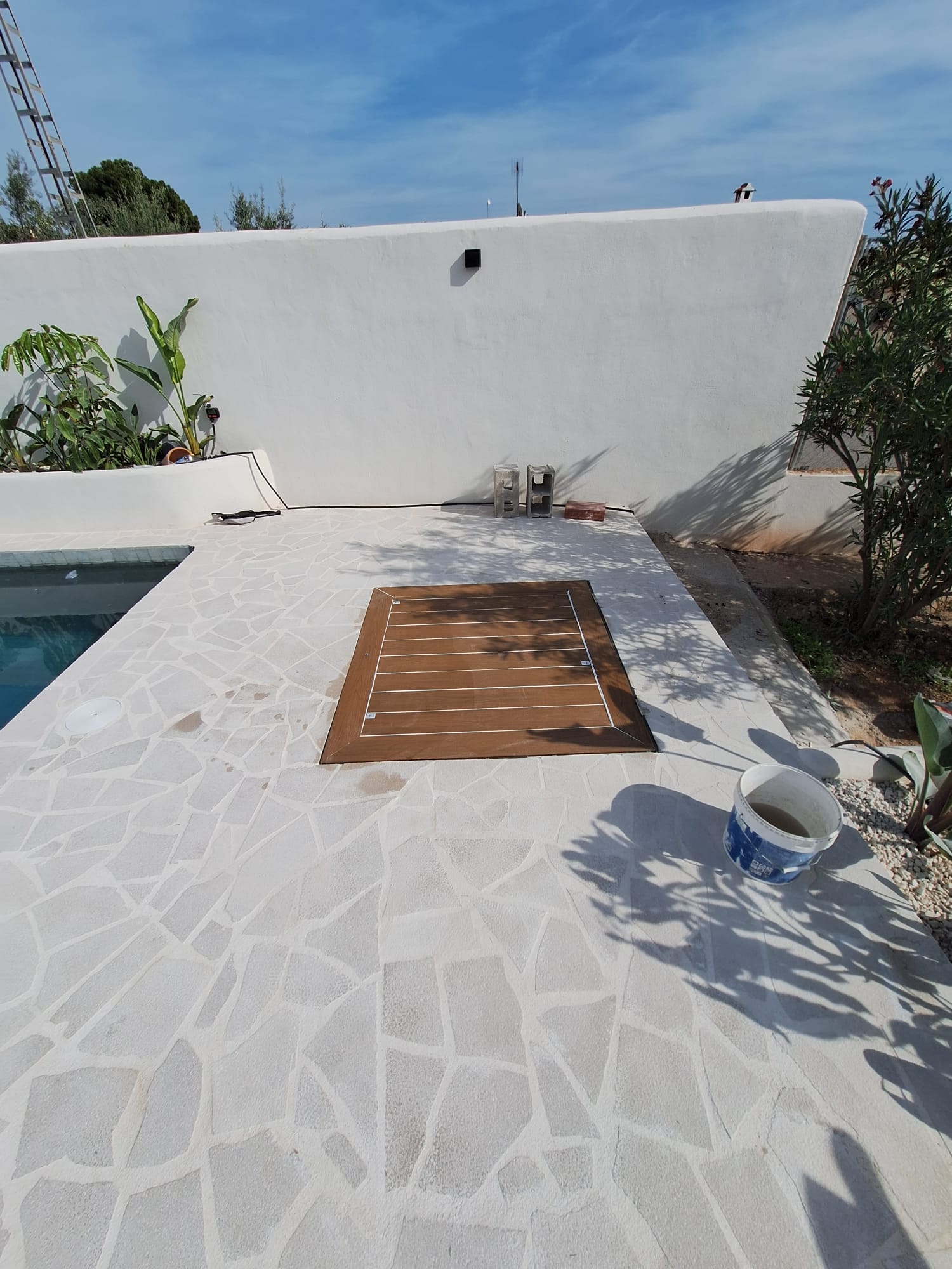 Después: Sala técnica subterránea terminada, con equipos organizados y trampilla de acceso cerrada