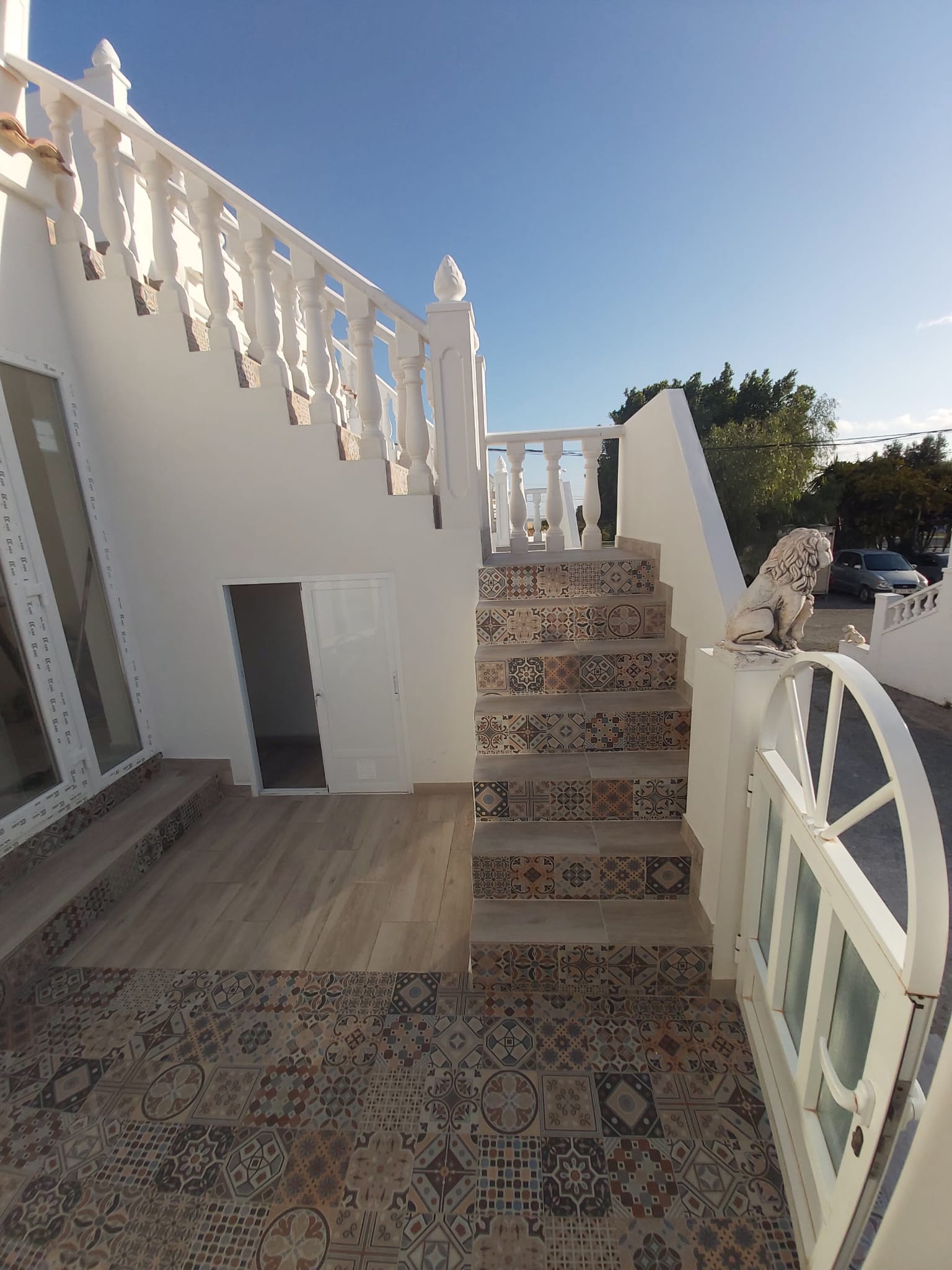 Escalera exterior moderna construida por Reformas Corban en Alicante