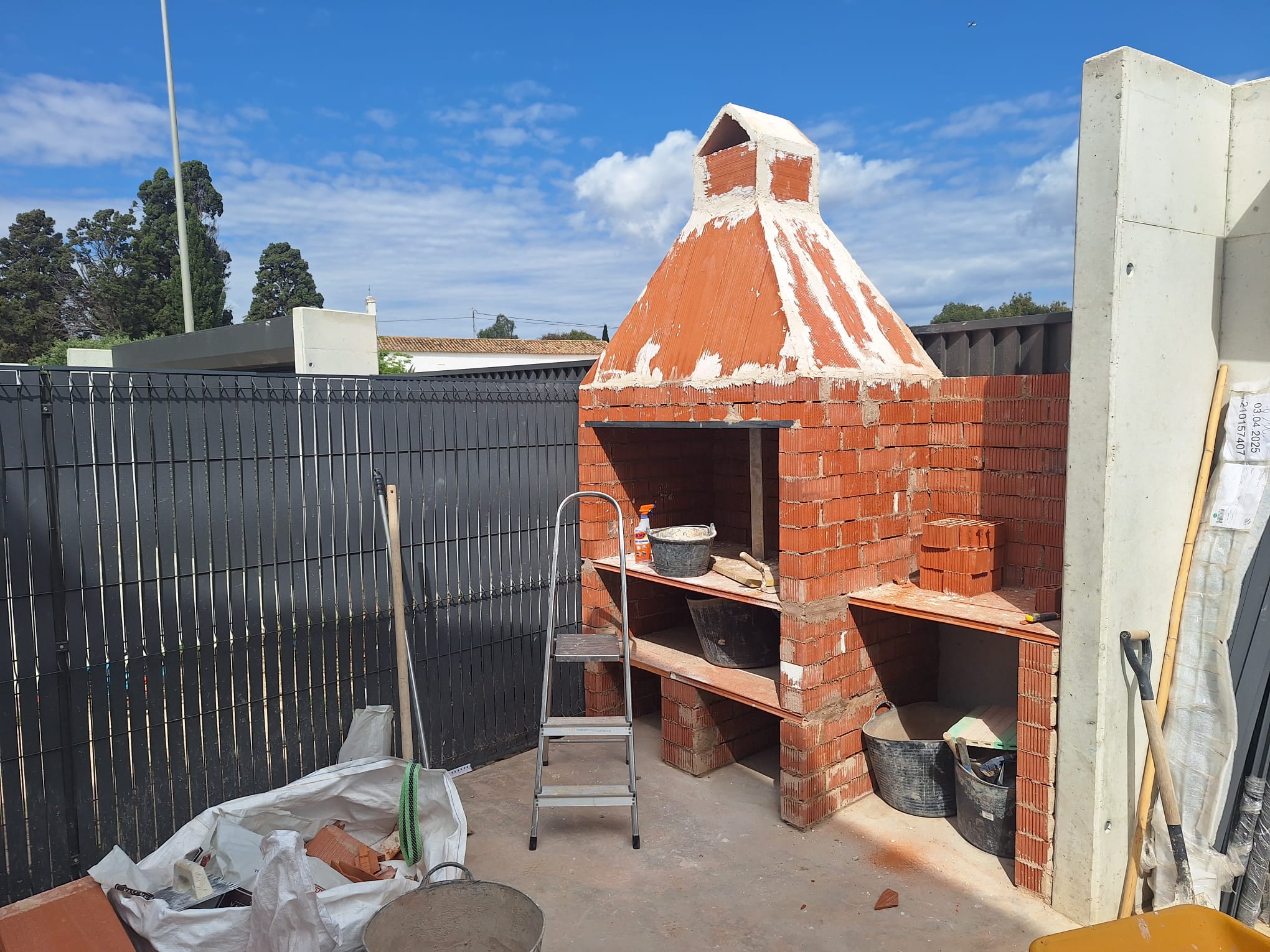 Antes: Zona del jardín antes de la construcción del horno de leña