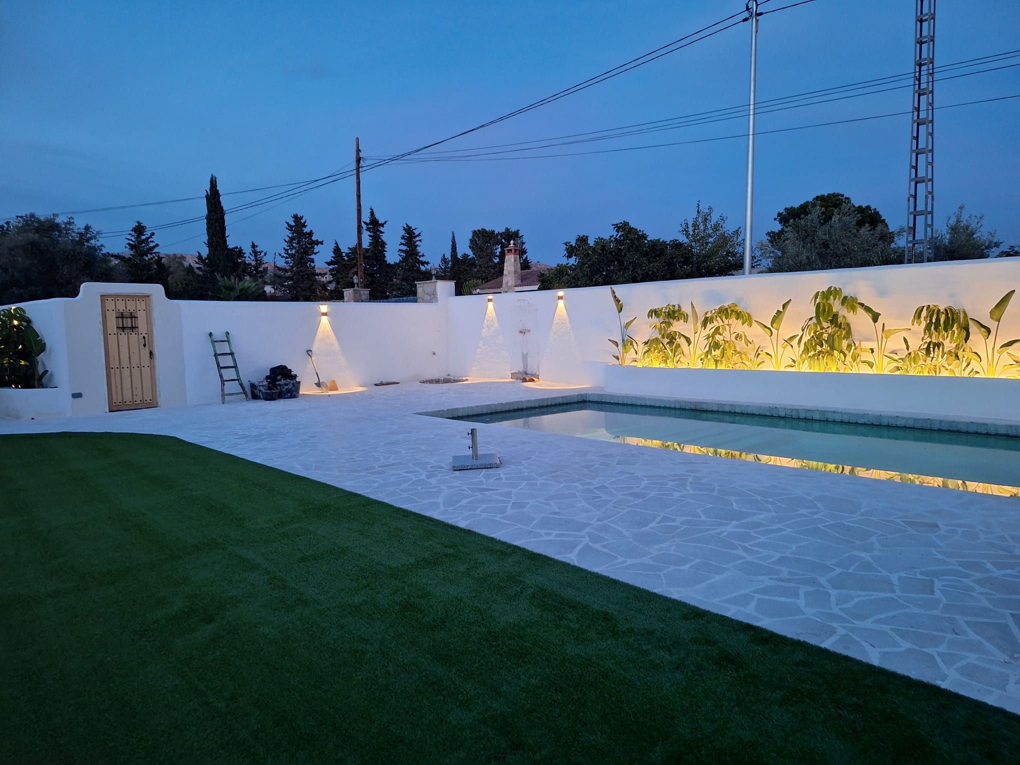 Jardín al aire libre en proyecto de Reformas Corban