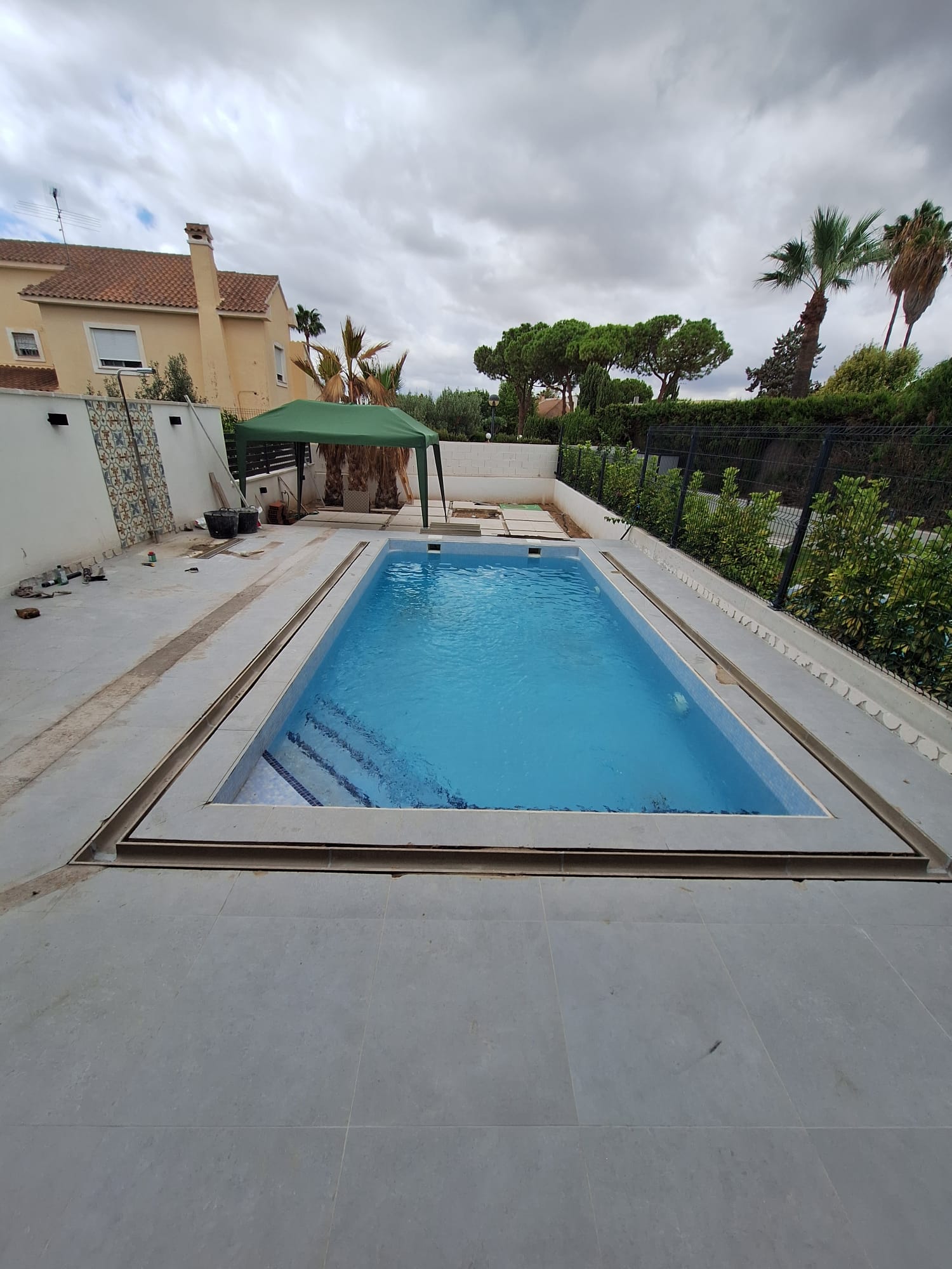 Piscina exterior completa reformada por Reformas Corban en Benidorm