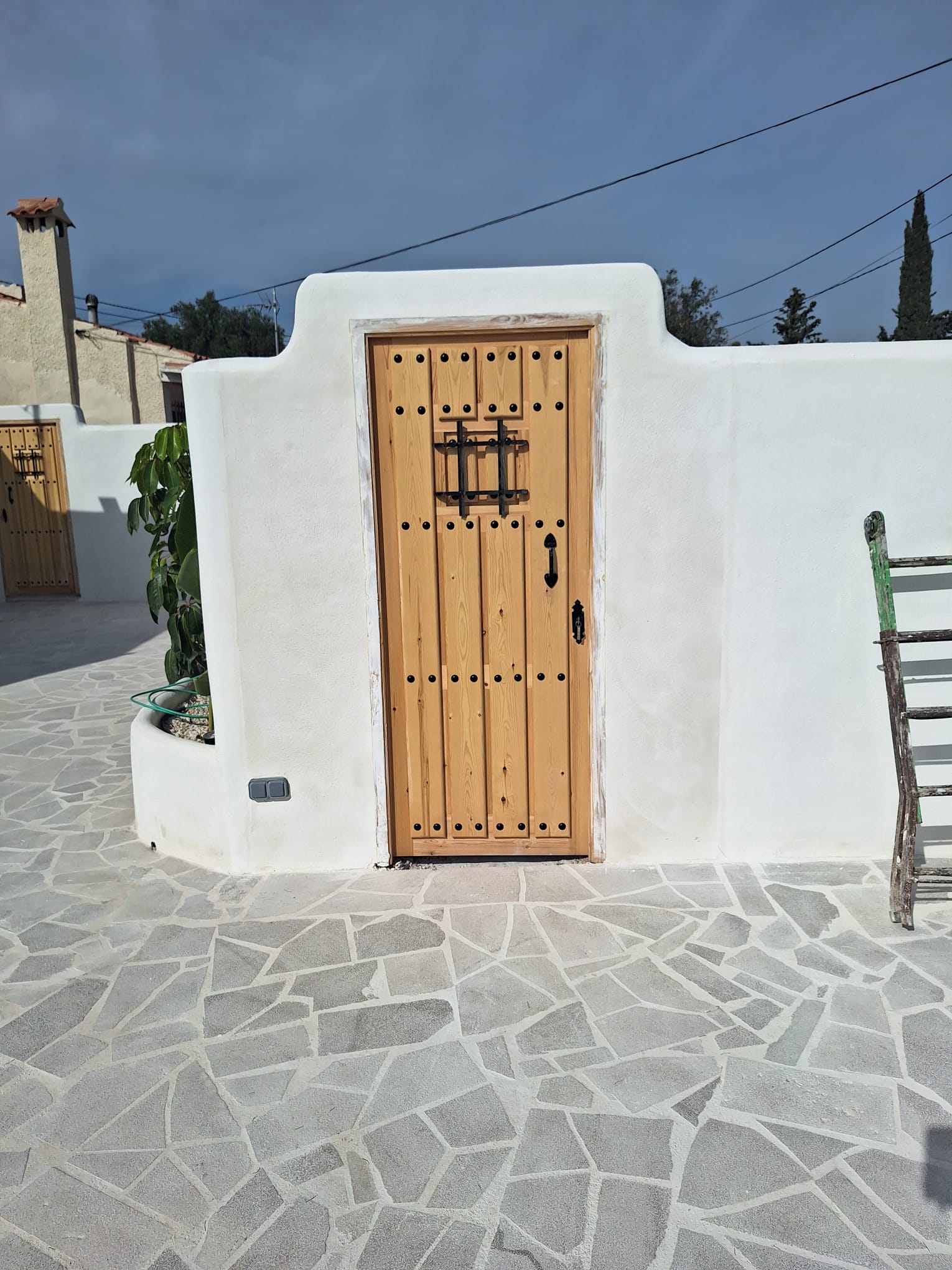 Puerta exterior moderna en proyecto de Reformas Corban