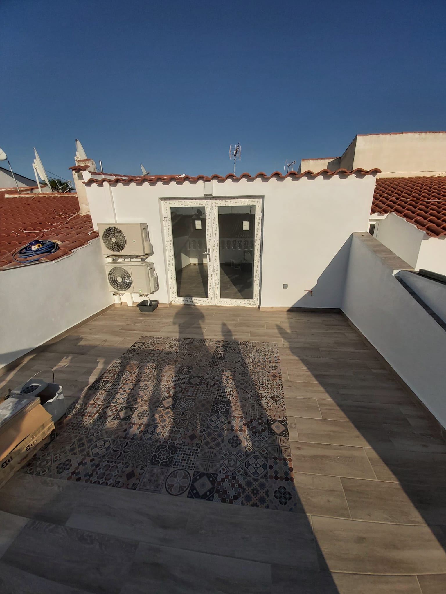 Terraza al aire libre reformada en Benidorm por Reformas Corban